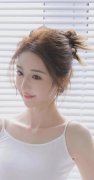 挽起裙子迈开腿坐上去的女孩